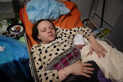 Mariana Vishegirskaya yace en una cama de hospital tras dar a luz a su hija Veronika, en Mariupol, Ucrania, el 11 de marzo de 2022.