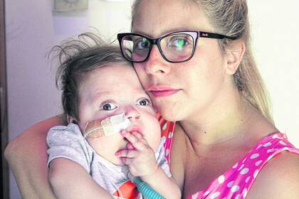 Marianela Auvret con Benjamín, de un año y cuatro meses; paga más de 800 pesos por mes de luz