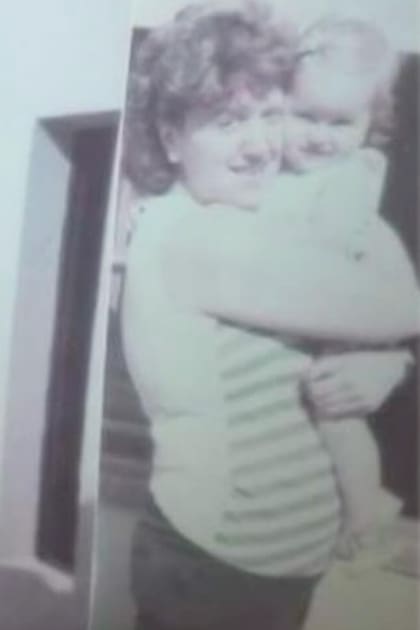 Marianela bebé, en brazos de su mamá, Elena, que la inscribió cuando era muy chiquita en clases de danzas españolas. A los 8, la bailarina fue aceptada en el Instituto Superior de Arte del Teatro Colón, donde se formó con Olga Ferri.