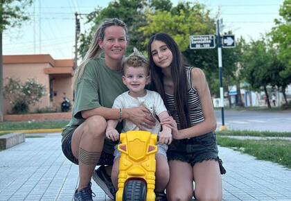 Marianela, feliz, junto a Olivia y Donato.