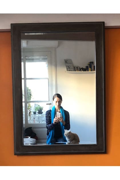 Retrato de Nela con Yoda, la verdadera estrella de la casa, frente al espejo