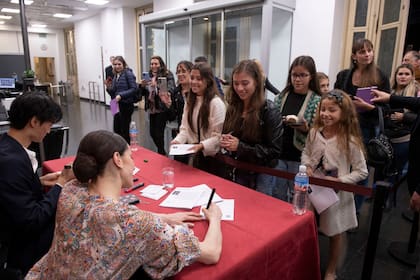 Marianela Nuñez y Kimin Kim firmando autógrafos frente una fila de admiradoras