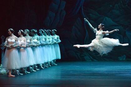 Marianela Nuñez y las Willis, en el acto blanco de la obra romántica por excelencia