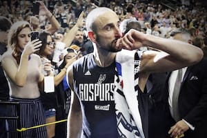 Marianela Oroño se sumó a la enorme cantidad de personas que saludaron al basquetbolista bahiense en el día en que anunció su retiro