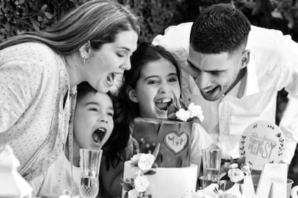 Marianela Pedano junto a su marido y sus dos hijos en el día de su casamiento