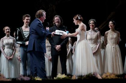 Marianela recibe un obsequio del embajador Renato Carlos Sersale Di Cerisano