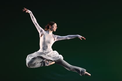 Marianela vuela sobre el escenario del London Coliseum, durante un ballet solidario con Ucrania, en 2022, en pleno conflicto bélico de ese país con Rusia.