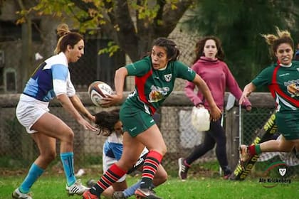 Mariángeles Mansilla jugando para SITAS y pasando la pelota