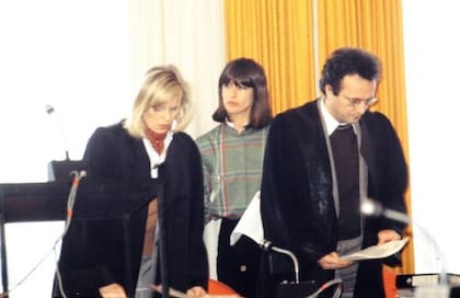Marianne Bachmeier con sus defensores Brigitte Müller-Horn y Uwe Maeffert durante la audiencia ante la sala del tribunal de jurados del Tribunal Regional en Lübeck, Alemania 1982 (Foto de Valdmanis/United Archives vía Getty Images)