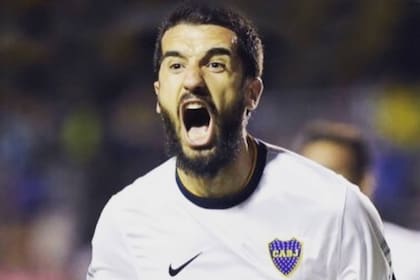 Mariano Echeverría festeja uno de sus dos goles en Boca; en este caso, frente a Rosario Central