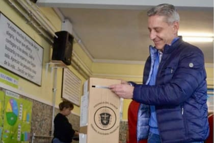Mariano Arcioni, gobernador actual, busca su reelección en una disputa de final abierto