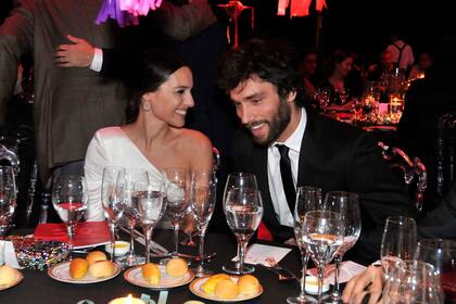 Pampita y Balcarce, anoche se mostraron muy sonrientes