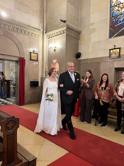 Mariano Chediek, hermano de la novia y uno de los padrinos, la acompañó en el ingreso al templo