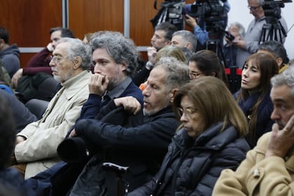 Mariano Cohn escucha el veredicto durante el juicio por la muerte se su hermano, Alejandro Cohn