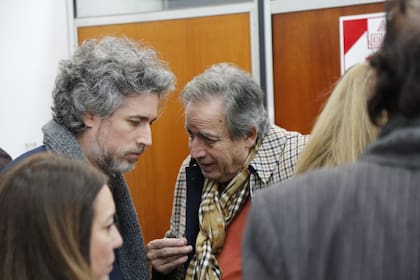 Mariano Cohn y su padre, Mario, minutos antes de escuchar la sentencia por la muerte de Alejandro