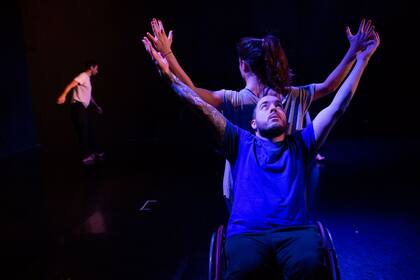 Mariano, durante el ensayo de la obra Cartografías Porteñas, que se estrena el 28 de junio en Bartolomé Mitre 4272 (CABA) a las 22.