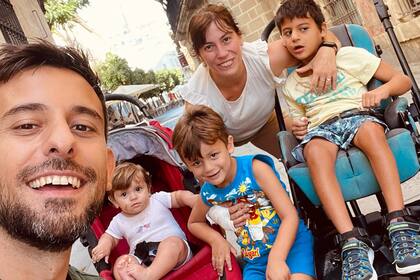 Mariano, Florencia y sus tres hijos.