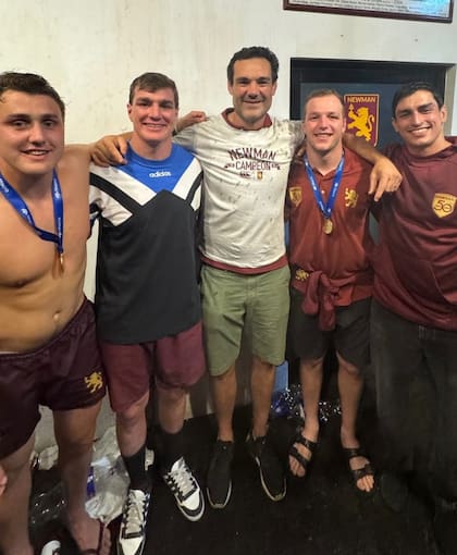 Mariano Galarza (centro) no surgió en Newman, pero se incorporó al cuerpo técnico; el ex segunda línea de los Pumas contribuyó a la coronación del Cardenal gran calidad técnica y humana.