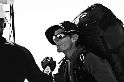 Mariano Galván durante el rescate del alpinista Malli Mastan Babu