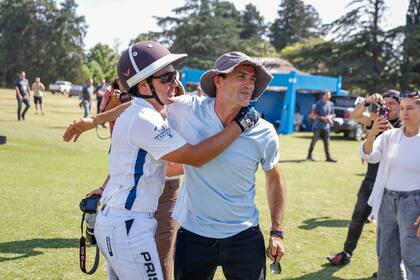 Mariano González (h.) celebra con Adolfo Cambiaso la clasificación de La Dolfina II; el crack proveyó caballos para que el segundo equipo de su club accediera al Abierto de Palermo.