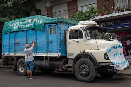 Mariano Gorosito con su camión durante las mudanzas de la iniciativa "Transportando Futuro"