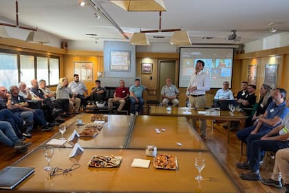 Mariano Grassi habla con los empleados