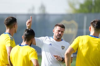 Herrón inicia su tercera etapa como DT interino de Boca, con más urgencias que nunca