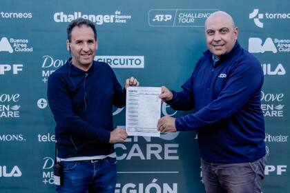 Mariano Ink, director del Challenger de Buenos Aires, y el árbitro Jorge Mandl, exhibiendo la lista del main del torneo.