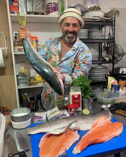 Mariano Iúdica en su rol de cocinero en su nuevo restaurante de playa