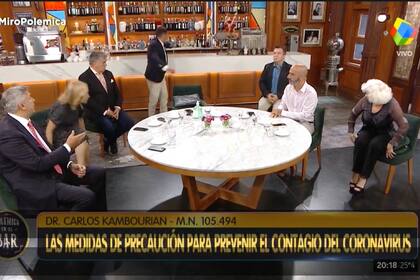 Mariano iúdica tomó en vivo un centímetro y midió un metro de distancia entre cada uno de los integrantes de la mesa.