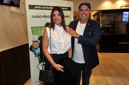 Mariano Iúdica y Romina Propato acompañaron a Diego Pérez y Bicho Gómez en la función de prensa de Extraña pareja, la comedia que protagonizan en el Multiteatro y que estrenó el pasado 30 de abril