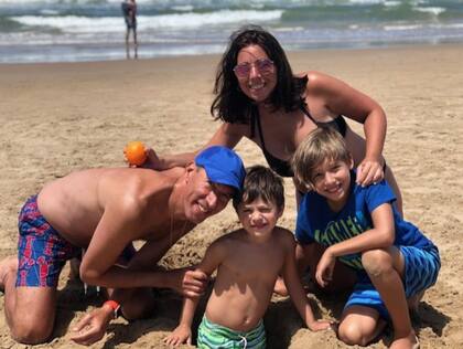 Mariano, junto a su mujer y a sus dos hijos.