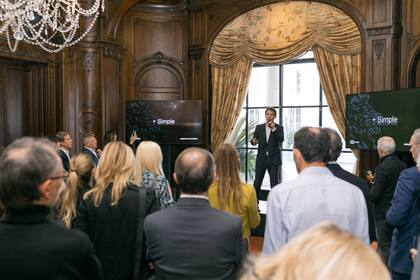 Mariano Mancurti, gerente de Tarjetas de Créditos, Productos Transaccionales de frente a los invitados