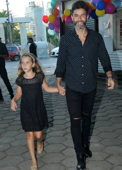 Mariano Martínez junto a su hija Olivia