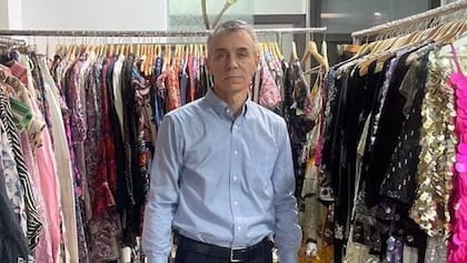 Mariano Martínez lleva 19 años fabricando indumentaria en India.