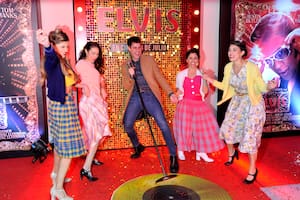 Mariano Martínez, rodeado por chicas lookeadas al estilo de los años 50, en la avant premiere de Elvis