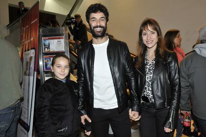 Mariano Martínez, su mujer Camila Cavallo, y su hija Olivia, firmes en el estreno