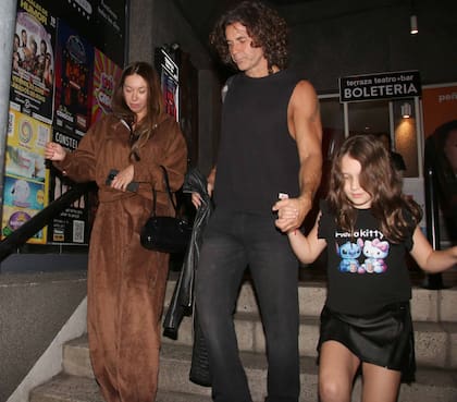 Mariano Martínez tuvo el apoyo de su novia, Melina, y su hija Alma en el estreno de Ni Media Palabra