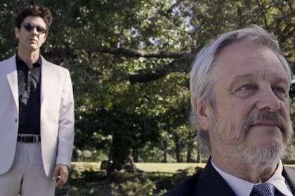 Mariano Martínez y Jorge Marrale en una escena del film Yo traidor