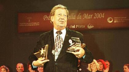 Mariano Mores al momento de recibir un premio en el escenario del Auditorium