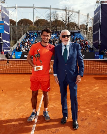 Mariano Navone, junto con la leyenda rumana Illie Nastase, que le entregó el trofeo de jugador "más popular" en Bucarest