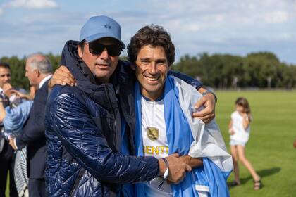 Mariano "Nito" Uranga felicita al capitán del equipo.