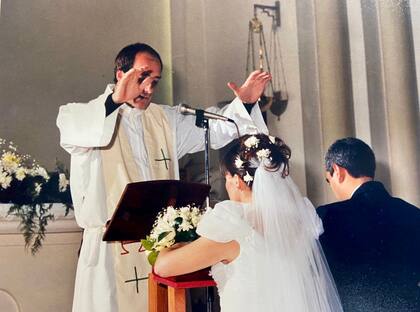 Mariano oficiando una boda.