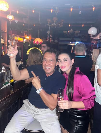 Mariano Páez junto a su pareja, Stefany Budán, ayer en el "Bar Oculto", donde realizó los mismos gestos racistas que su hija