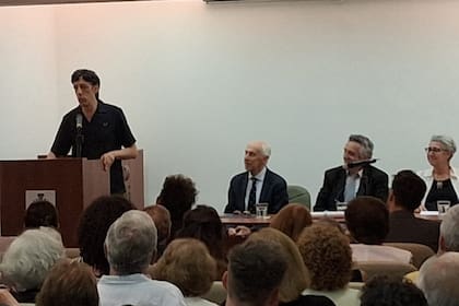 Mariano Pensotti, en la sede de la AAL; a su lado, los académicos Rafael Oteriño, Jorge Dubatti y Andreína Adelstein