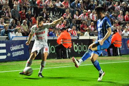 Mariano Peralta Bauer intenta un centro; Unión le ganó a Godoy Cruz 2-1 en Santa Fe