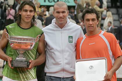 Mariano Puerta, en la premiación de Roland Garros 2005, con Rafa Nadal (el campeón) y el ex futbolista francés Zinedine Zidane.