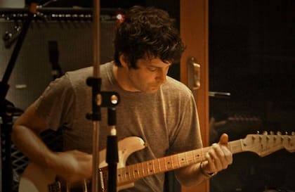 Mariano Roger, guitarrista de Babasónicos e hijo de Rolo Puente, en el estudio