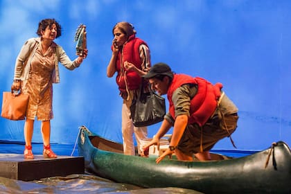 Mariano Saborido, Mónica Raiola y una de las hermanas Marull en una escena de Lo que el río hace