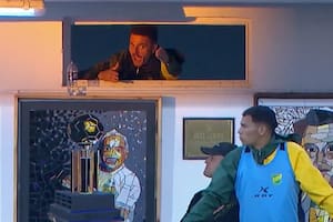 El DT del único invicto volvió a ser expulsado y un rival le gritó "fantasma", pero ganó con diez jugadores